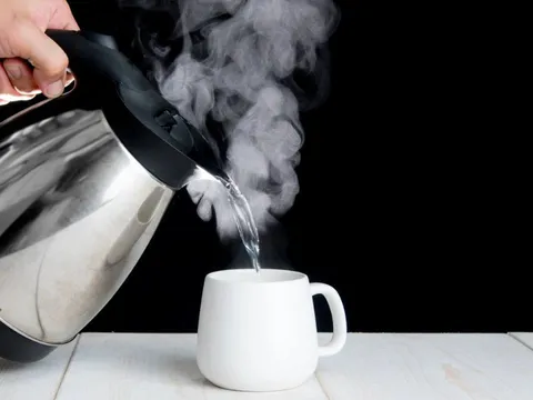 Vì sao nên uống nước ấm sau khi ngủ dậy mỗi sáng?