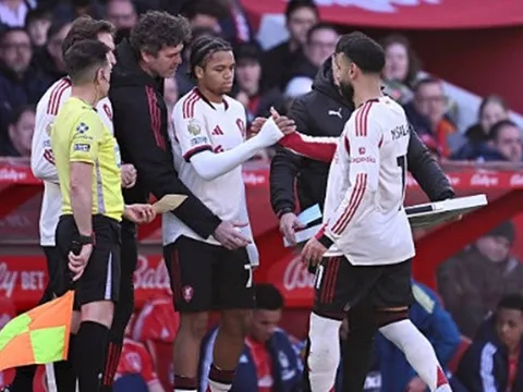 Slot ca ngợi thần đồng 17 tuổi giúp Liverpool thoát hiểm