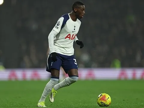 Neville chê Saliba hời hợt trong bàn gỡ của Kolo Muani