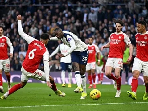 Neville chê Saliba hời hợt trong bàn gỡ của Kolo Muani