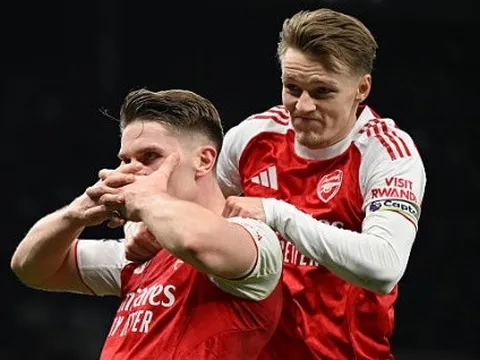 Eze và Gyokeres lập cú đúp, Arsenal vùi dập Spurs 4-1