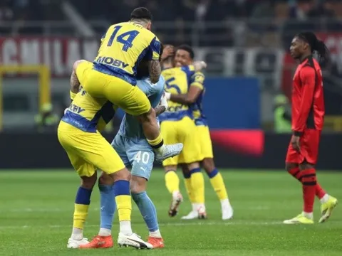 AC Milan thua sốc Parma và bị Inter bỏ xa 10 điểm