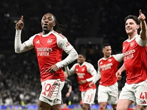 Neville khen Arsenal, chốt điều kiện vô địch tại Etihad
