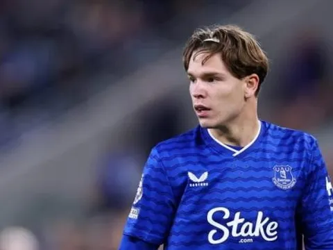 Man Utd thắng lớn nhờ né được bom xịt 100 triệu bảng Tyler Dibling