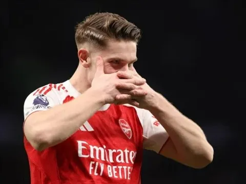 Neville ca ngợi Gyokeres sau khi Arsenal hạ Tottenham