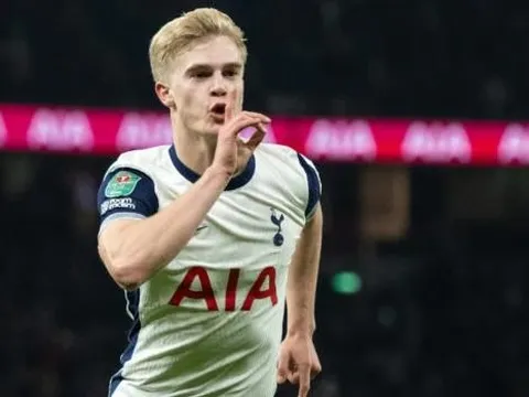 Chi 57 triệu bảng mua Bergvall, Man Utd có mạo hiểm?