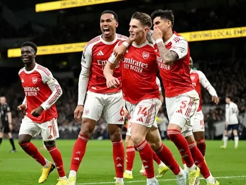 Arsenal bị chuyên gia "nhắc nhở" vì ăn mừng lố