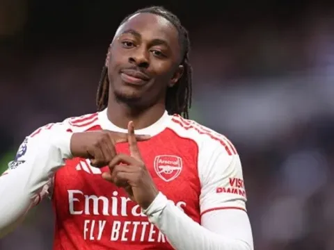 Rooney dội gáo nước lạnh vào Eberechi Eze dù Arsenal thắng đậm