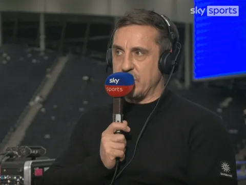 Neville gọi David Raya là chữ ký xuất sắc của Arsenal