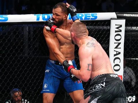 Thắng knockout nhưng lại dính chấn thương: Oan khuất của Dustin Jacoby và sai lầm từ trọng tài