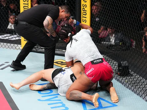 Trọng tài 'làm ngơ', Joselyne Edwards phục thù ngọt ngào Nora Cornolle bằng đòn siết cổ tại UFC Houston