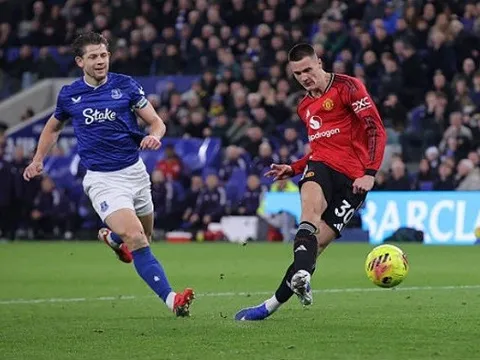 Neville chỉ ra quyết định bước ngoặt giúp MU thắng Everton