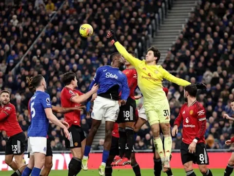 Fan MU tôn vinh Lammens hơn cả người ghi bàn Sesko