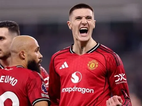 Thắng Everton, Neville tin Man Utd cán đích top 3