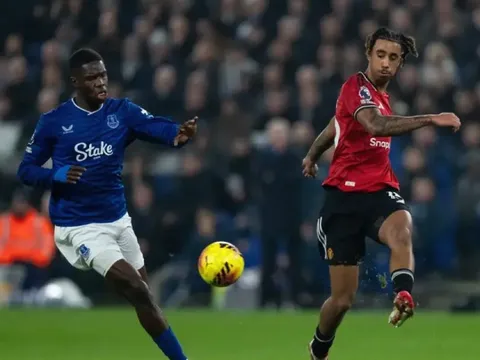 Yoro thắng tranh chấp 100% giúp MU hạ Everton