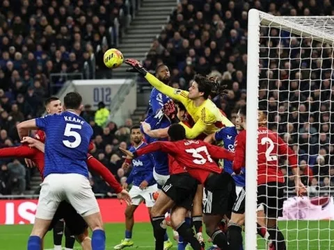 Van der Sar khen Lammens khắc chế chiến thuật của Everton