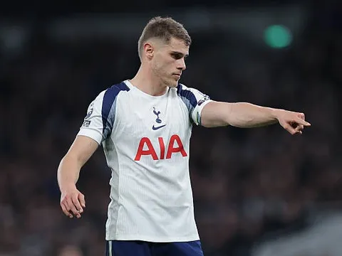 Liverpool và canh bạc quá rủi ro mang tên Van de Ven