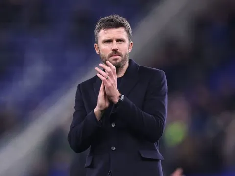 Neville khuyên Amorim tự vấn khi thấy Carrick thành công