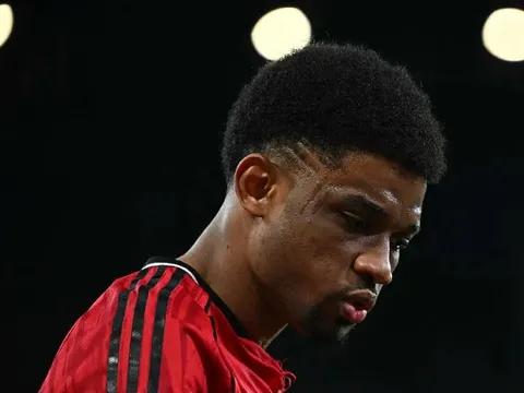 Thắng Everton, fan MU vẫn gây áp lực đòi trảm Amad