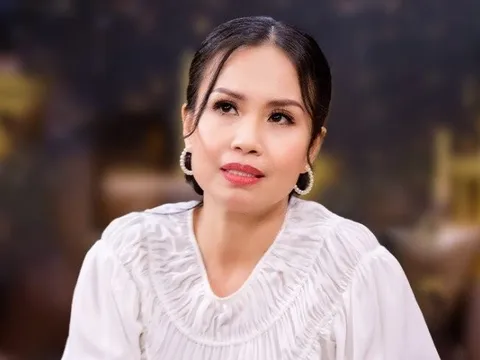 Cẩm Ly được khán giả tặng vàng khi đi diễn Tết