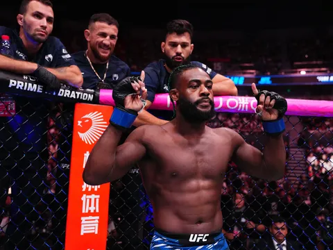 Sterling bất ngờ thế chỗ Mendes, hẹn đấu 'huyền thoại' Benson Henderson tại RAF 6
