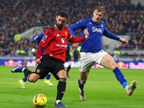 Saha lo Bruno Fernandes quá tải dù MU thắng Everton