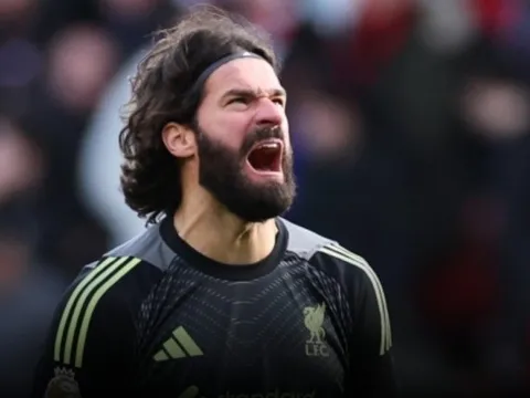 Juventus nhắm Alisson và Vicario cho cuộc cách mạng khung gỗ