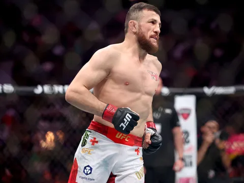 Vừa mất đai vô địch UFC, Merab Dvalishvili tìm lại bản ngã trên sàn vật