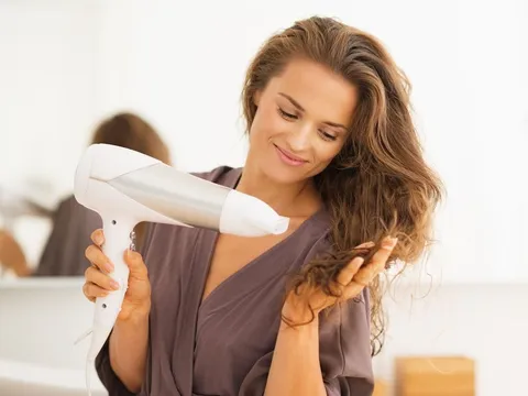 Hướng dẫn tự sấy tóc chuẩn salon cho 3 kiểu tóc thịnh hành