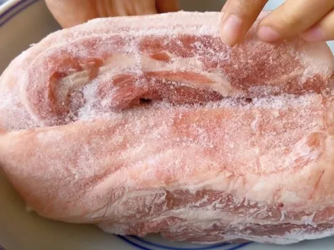 Rã đông thịt siêu tốc chỉ 10 phút: Mẹo đơn giản giúp thịt đông cứng mềm nhanh, không mất chất dinh dưỡng