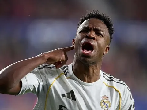 CĐV Benfica la ó dữ dội Vinicius Junior tại Bernabeu
