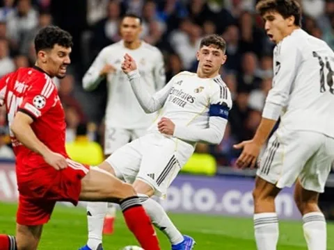 Valverde hóa "cánh tay nối dài" của Arbeloa