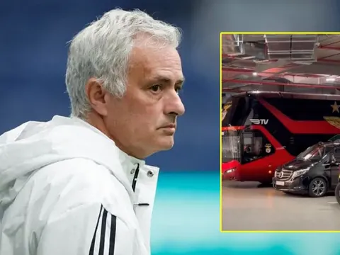 Mourinho bị mỉa mai vì ngồi xe bus xem Benfica thi đấu