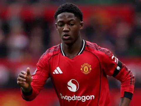 MU án binh bất động vụ gia hạn với Kobbie Mainoo