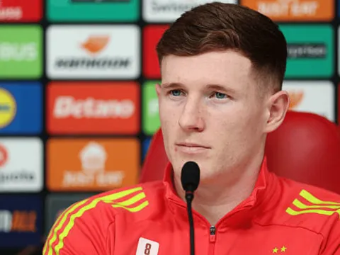 Elliot Anderson lên tiếng về tin đồn gia nhập Man Utd