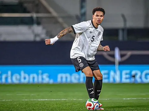 Liverpool nhắm hậu vệ Frankfurt thần tượng Van Dijk