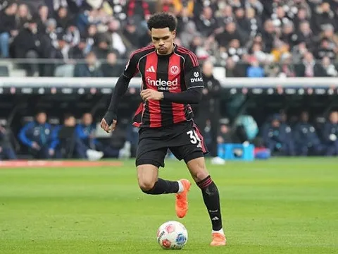 Nnamdi Collins có gì khiến 4 ông lớn nước Anh mê mẩn?