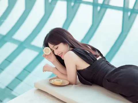 Phong cách trẻ trung ở tuổi 46 của Tần Lam: Bí quyết nằm ở áo dáng ngắn và bảng màu tinh giản