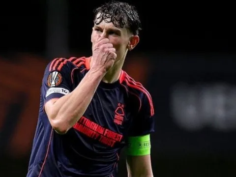 Ryan Yates nén đau sau chấn thương ngón tay kinh hoàng