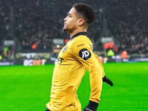 Gục ngã trước Wolves, Aston Villa nguy cơ bị Man Utd san bằng điểm số