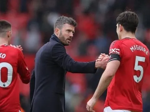 Michael Carrick úp mở kế hoạch giữ chân Harry Maguire
