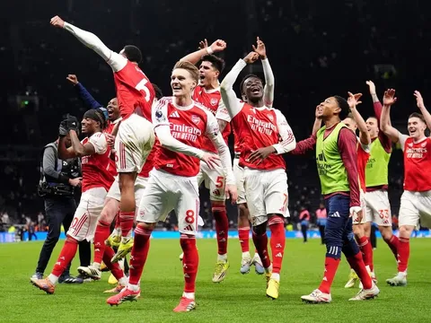 Sherwood giải mã đòn tâm lý của Pep với Arsenal