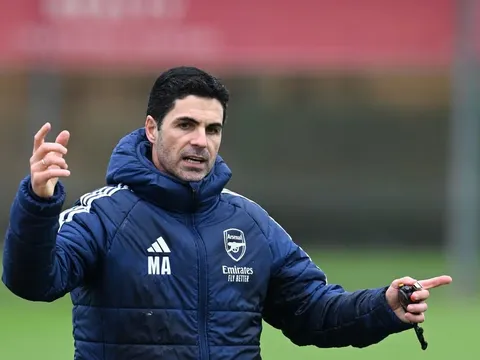 Lỡ chuyến đi Dubai giúp Arsenal gắn kết bất ngờ