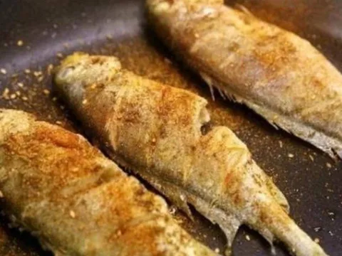 Chiên cá không bắn dầu, không nát: Chuyên gia bật mí mẹo giúp cá vàng giòn, không ngấm dầu