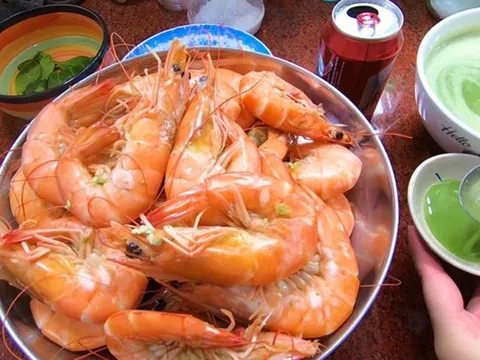 Những người không nên ăn tôm