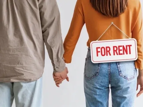 Sau khi thuê người yêu trên mạng về ra mắt, nam thanh niên vội vàng đi khám bệnh