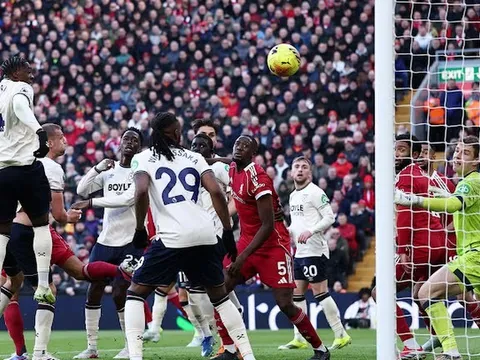 Houghton sốc vì cách West Ham kèm Van Dijk