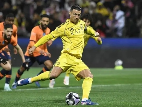 Ronaldo hỏng phạt đền, Al Nassr vẫn ngược dòng thắng Al-Fayha 3-1