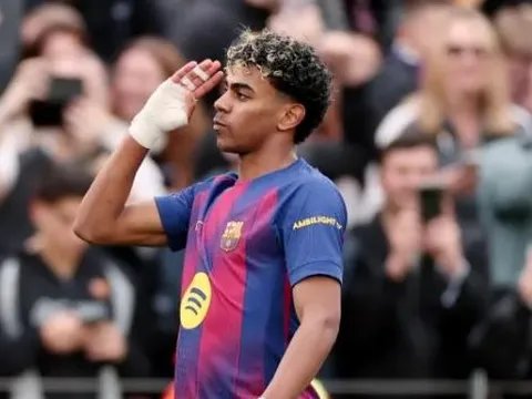 Lamine Yamal tặng quả bóng hat-trick đầu đời cho mẹ