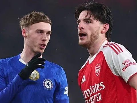 Chelsea chi cả tỷ euro vẫn cúi đầu trước Arsenal